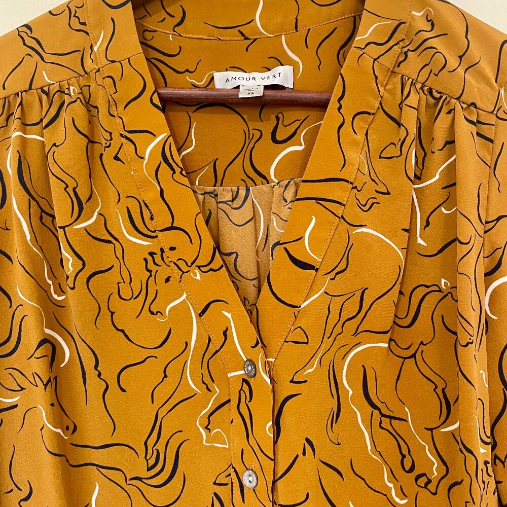 Amour Vert Women’s Kaya Silk V-Neck Blouse In Wild Horse Print - Picture 6 of 8